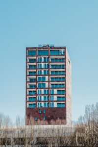 bâtiment en béton marron et bleu