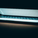 Ordinateur portable ouvert dans l'obscurité, clavier rétroéclairé, écran luminescent