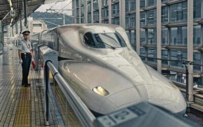 Train de passagers blanc brillant en gare, voyageur sur le quai