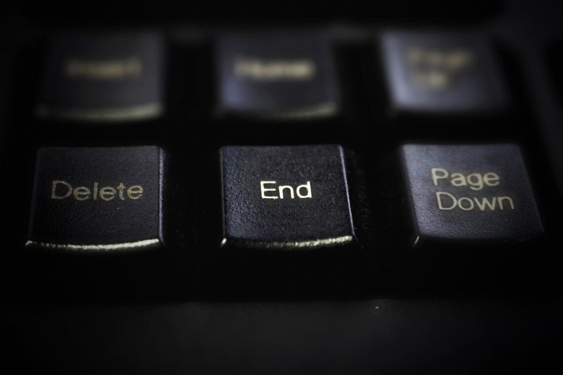 Clavier noir avec touches Delete, End et Page Down en lumière douce