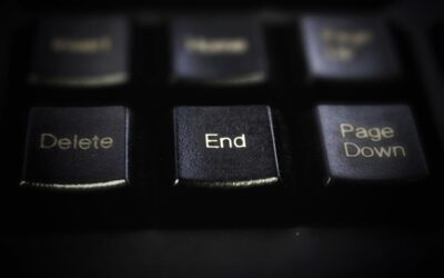 Clavier noir avec touches Delete, End et Page Down en lumière douce