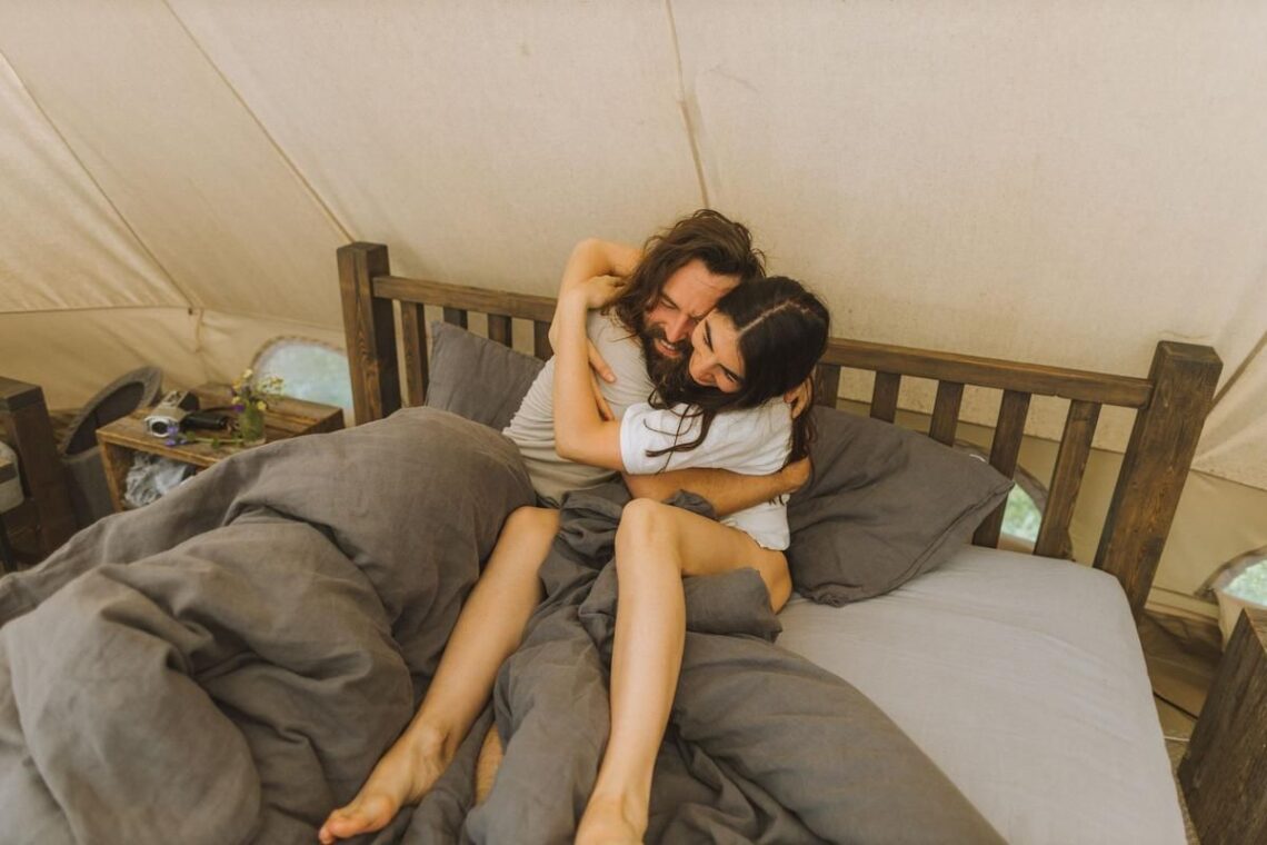 Camper avec un bébé qui dort déjà : les vérifications avant le départ