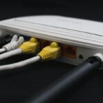 Un routeur Wi‑Fi avec trois câbles Ethernet connectés aux ports jaunes