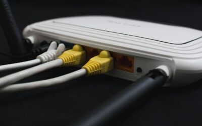 Un routeur Wi‑Fi avec trois câbles Ethernet connectés aux ports jaunes