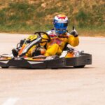 Conducteur de kart donne le pouce levé sur piste