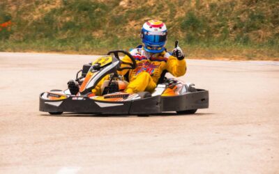 Conducteur de kart donne le pouce levé sur piste