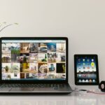 Laptop et tablette sur une table avec écouteurs et écran coloré