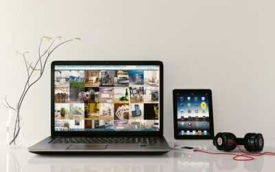 Laptop et tablette sur une table avec écouteurs et écran coloré