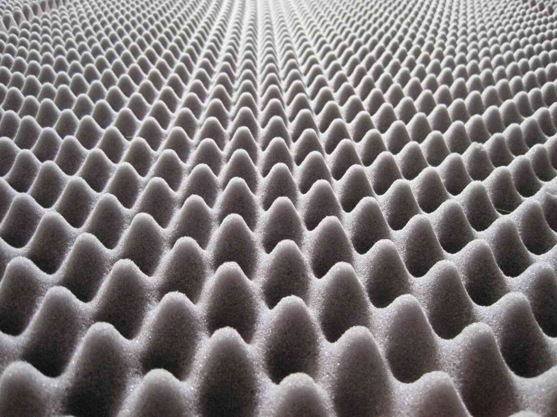 Matelas en mousse à cellules ouvertes, avec des alvéoles coniques